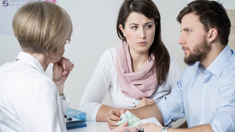 Để chẩn đoán tinh trùng dị dạng, các bác sĩ sẽ thăm khám lâm sàng và chỉ định bệnh nhân thực hiện các xét nghiệm cần thiết