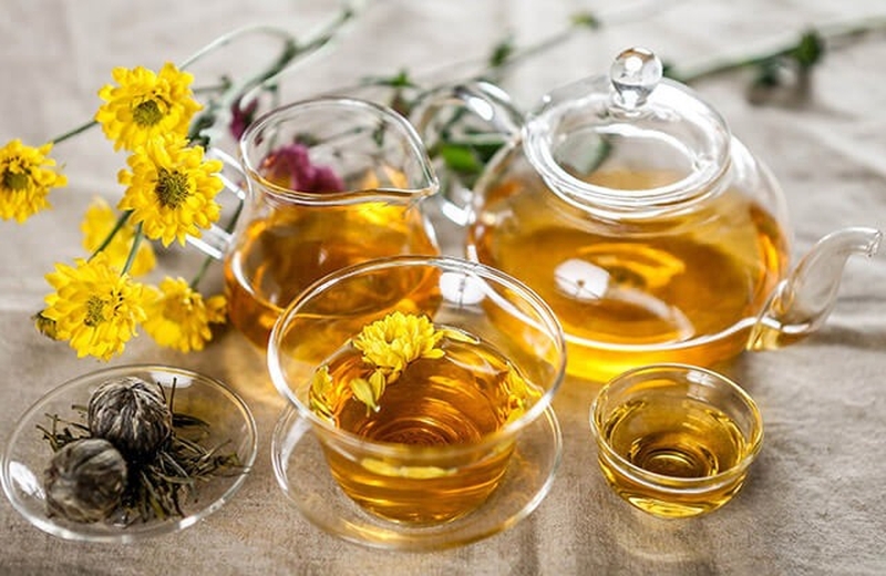 Trà hoa cúc vàng có hương thơm nhẹ, thoang thoảng thì trà cúc trắng có mùi hơn nồng hơn một chút