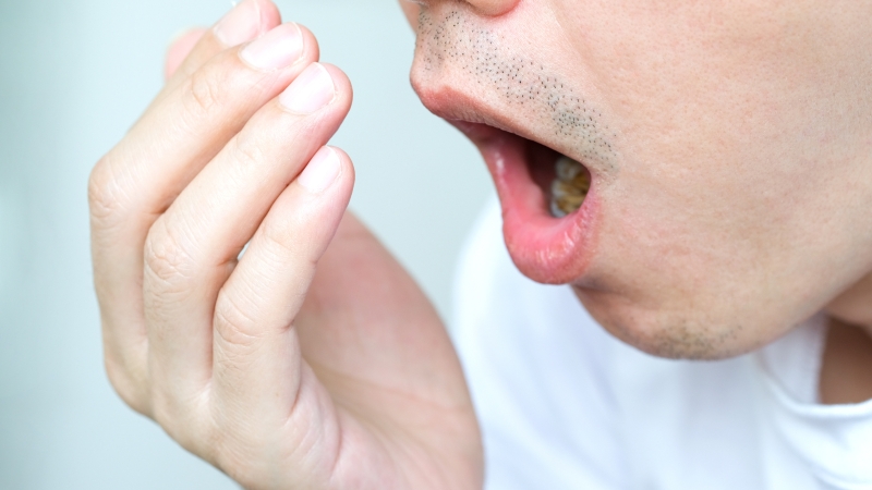 Hơi thở có mùi hôi là bệnh gì?