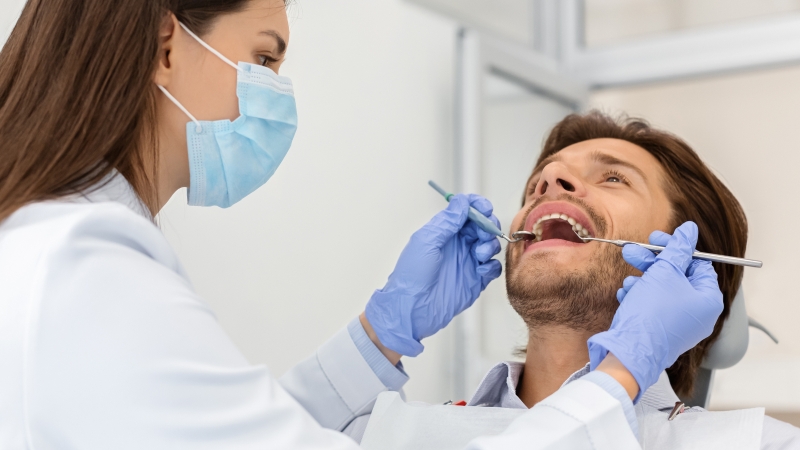 Thăm khám và tiếp nhận điều trị từ bác sĩ