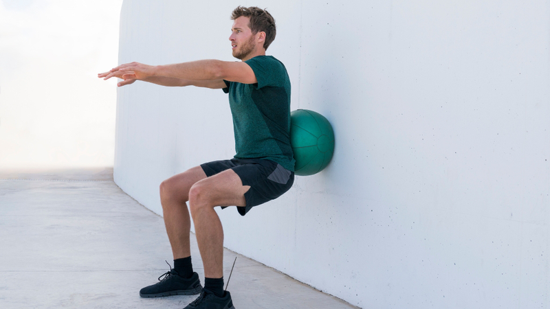 Bài tập ngồi xổm với bóng giúp hỗ trợ khớp gối ổn định hơn