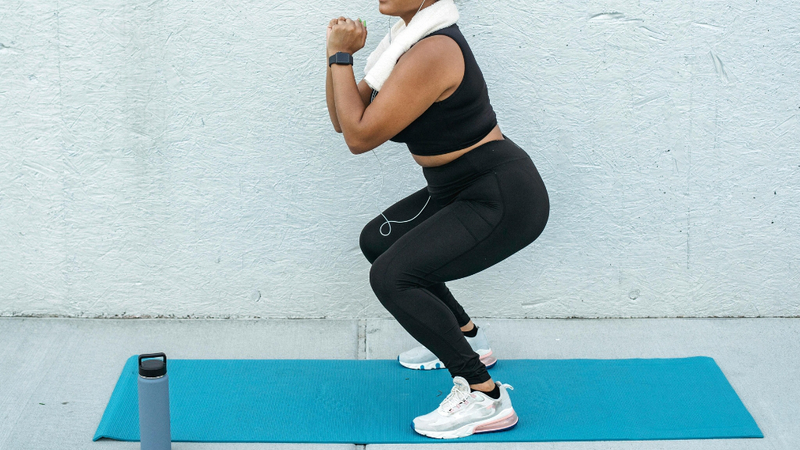 Bài tập squat nửa người hỗ trợ tăng sức mạnh cơ đùi và ổn định khớp gối