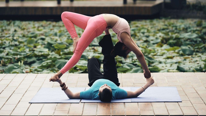 10 động tác yoga đôi đơn giản bạn có thể tập 1