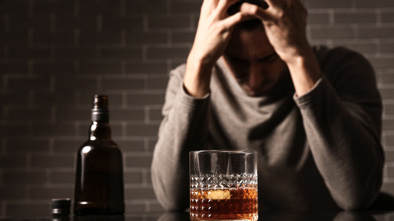 Căng thẳng, stress nặng làm gia tăng cảm giác thèm sử dụng chất kích thích như rượu, bia