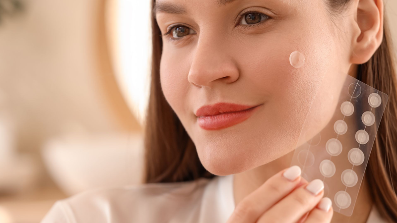 Miếng dán mụn giúp hút dịch mủ, giảm viêm và hạn chế chạm tay vào mụn