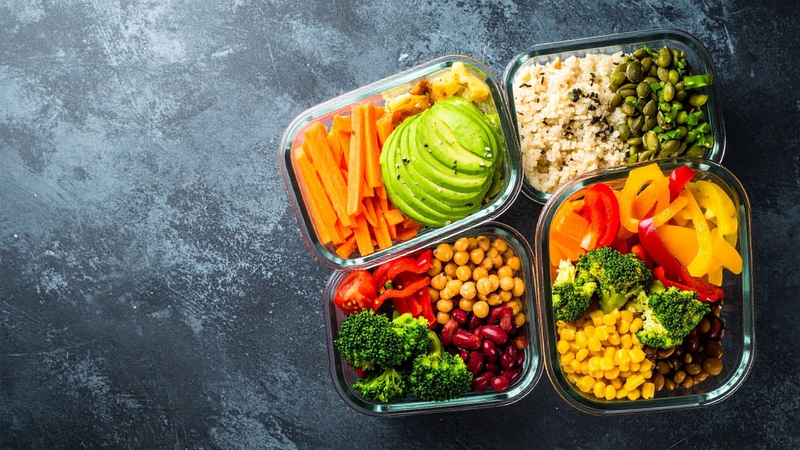 Thực đơn cần đảm bảo đầy đủ protein, tinh bột, chất béo, vitamin và khoáng chất trong khẩu phần ăn hằng ngày