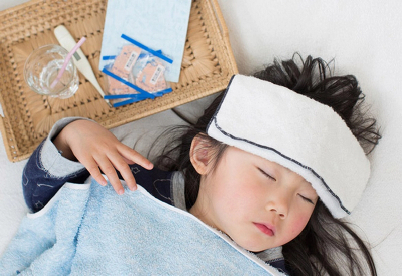 Trẻ em bị sốt và nôn là bệnh gì? Những điều ba mẹ cần làm khi trẻ sốt và nôn 1