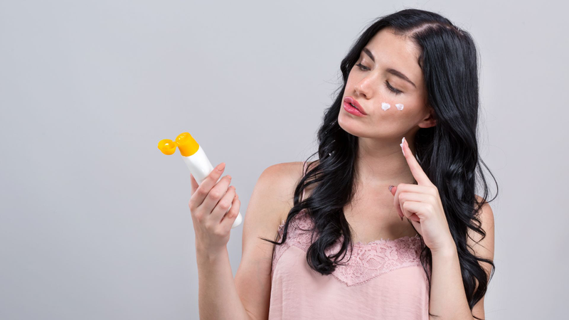 Sử dụng kem chống nắng vào buổi sáng là một thói quen cần thiết để bảo vệ da lâu dài