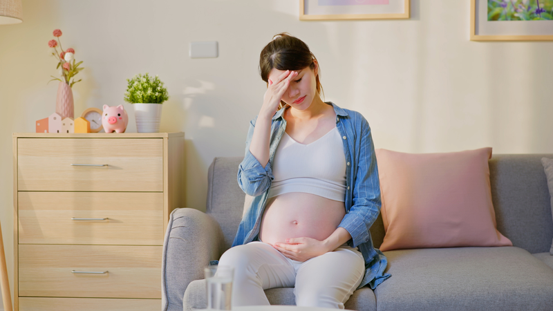 Phụ nữ đang mang thai là 1 trong 4 nhóm người nên thận trọng khi uống trà nghệ