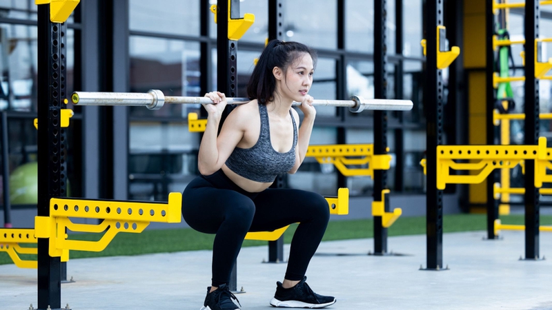 6 lỗi sai khi tập squat khiến vòng 3 mãi không cải thiện 2