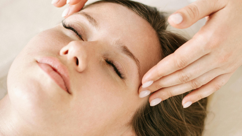7 bước massage mặt trước khi ngủ giúp da khỏe đẹp 1