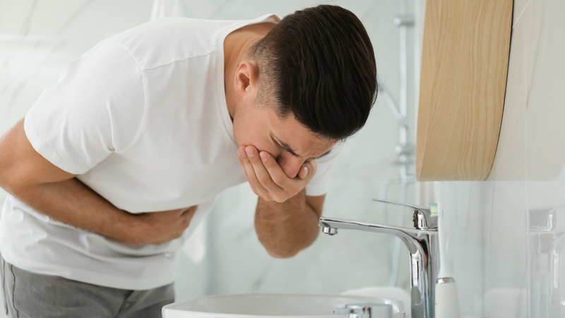 Nôn có lẫn máu tươi hoặc dịch nâu đen là dấu hiệu nguy hiểm