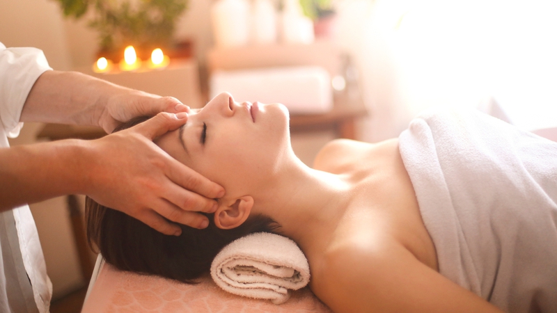 8 lợi ích không ngờ từ liệu pháp massage đầu đối với sức khỏe 1