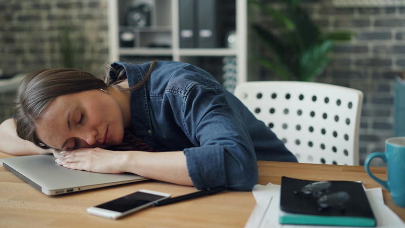 Dấu hiệu thiếu ngủ đầu tiên và rõ rệt nhất chính là cảm giác mệt mỏi kéo dài