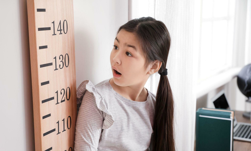 Trẻ cao lên vượt trội trong thời gian ngắn là một trong những dấu hiệu dậy thì sớm đáng chú ý