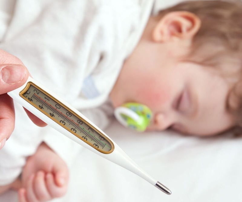 Bé mọc răng sốt 40 độ: Mức độ nguy hiểm và cách chăm sóc khi trẻ bị sốt 1