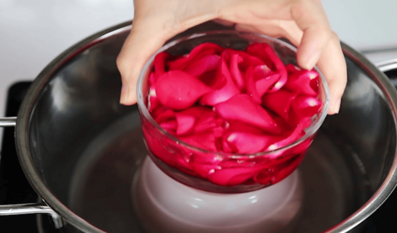 Cách làm nước hoa hồng dưỡng da tại nhà đơn giản mà hiệu quả 2