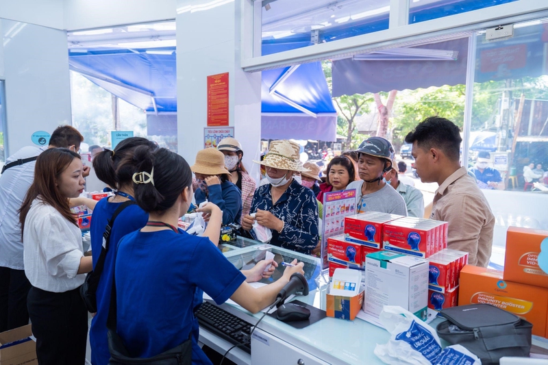Dược sĩ FPT Long Châu tận tâm hỗ trợ khách hàng trong suốt chương trình.jpg
