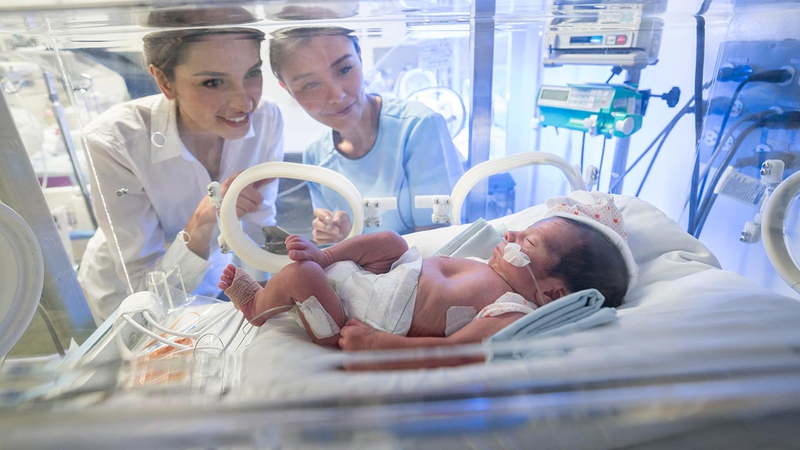 Ở trong phòng NICU, trẻ sẽ được chăm sóc và theo dõi đặc biệt