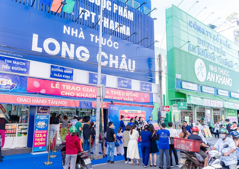 Ngày 11_06_2023, FPT Long Châu đã tổ chức trao giải thưởng tiền mặt trị giá 123.400.000 đồng cho khách hàng may mắn đầu tiên trong chương trình “FPT Long Châu Phủ Khắp Miền Xa .jpg