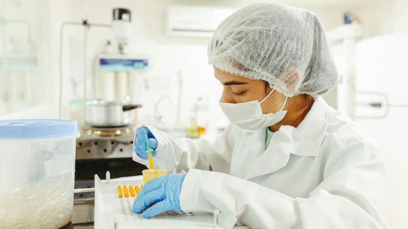 Polysorbate 80 được sản xuất qua một quy trình hóa học gồm nhiều giai đoạn