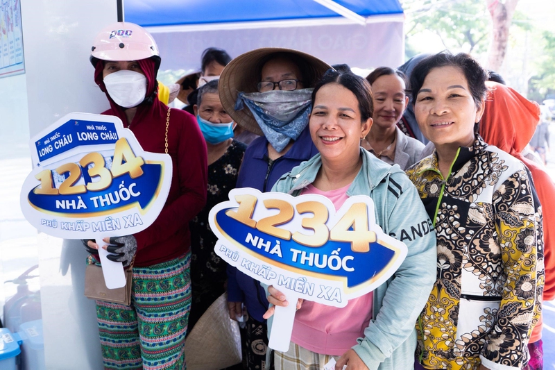 Rất nhiều người dân đã mua được sản phẩm chăm sóc sức khỏe với mức giá “sốc” 1.234 đồng.jpg