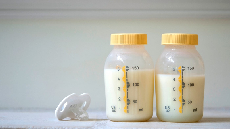 Sữa mẹ để ngăn mát được bao lâu? Giải thích cho mẹ 2