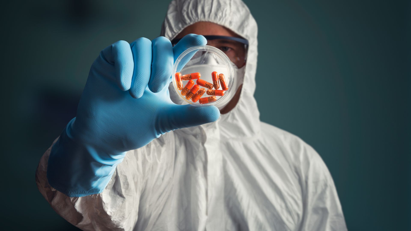 Tofacitinib có thể gây ra tương tác với các chất ức chế CYP3A4 mạnh, chất cảm ứng CYP3A4 mạnh