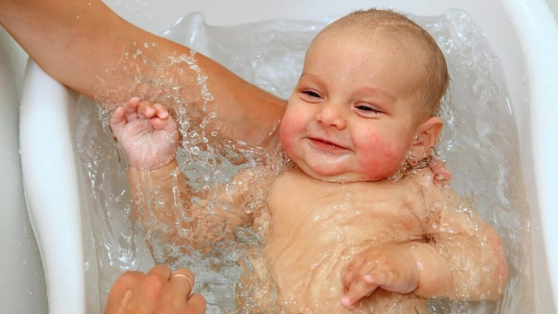 Trẻ bị chàm sữa tắm lá gì cho an toàn và hiệu quả? Tắm lá đúng cách cho trẻ bị chàm sữa 2