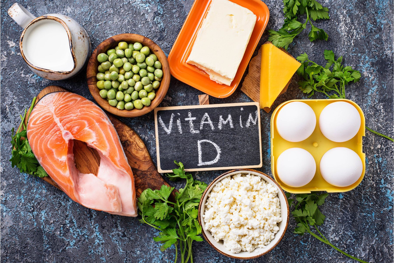 Vai trò chính của vitamin D đối với xương là giúp cơ thể hấp thụ canxi và phosphate từ ruột giúp xương chắc khỏe