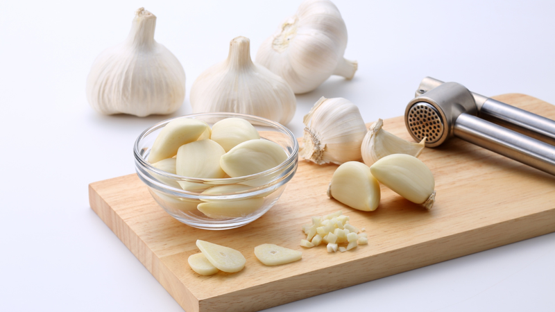 Người bị dị ứng hoặc mắc bệnh tiêu hóa nên hạn chế ăn tỏi