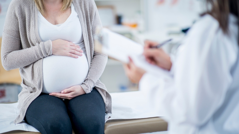 Bà bầu bị tay chân miệng có sao không? Nguy hiểm tiềm ẩn và những điều cần biết 3
