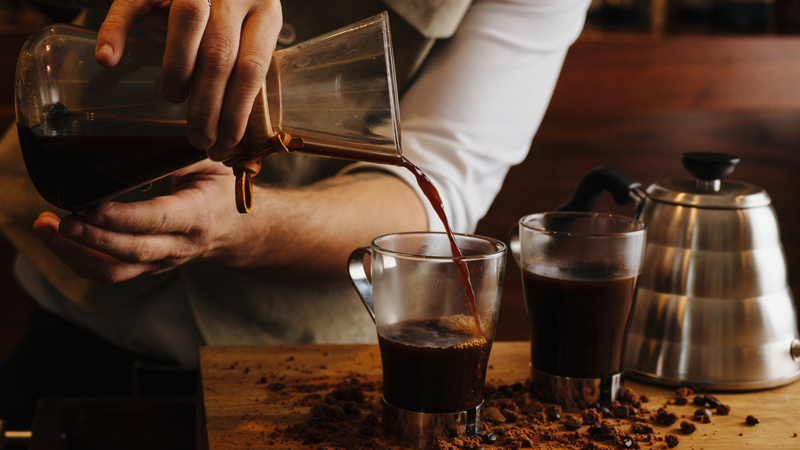 Dư thừa caffeine có thể gây ảnh hưởng đến huyết áp, giấc ngủ
