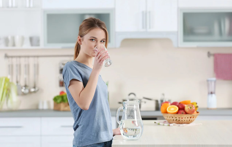 Bác sĩ giải đáp: Vừa ăn vừa uống nước có tốt không? 3