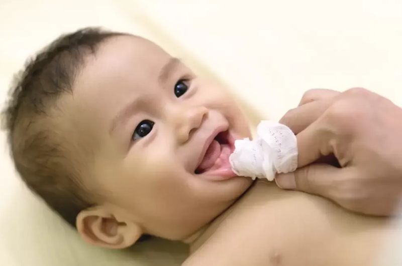 Mách mẹ các cách trị nhiệt miệng ở trẻ sơ sinh hiệu quả 2