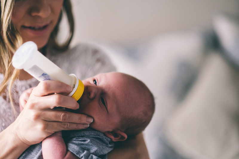 Nguyên nhân bé bú bình phát ra tiếng kêu và cách xử lý 1
