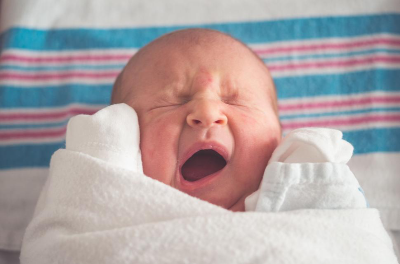 Nguyên nhân bé bú bình phát ra tiếng kêu và cách xử lý 2
