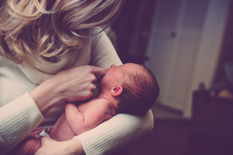 Trẻ sơ sinh uống bao nhiêu ml sữa một lần​? Lưu ý quan trọng khi cho bé bú mẹ 1