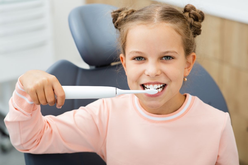 Bàn chải điện trẻ em Oral-B Vitality D12 loại bỏ sạch mảng bám trên răng 1