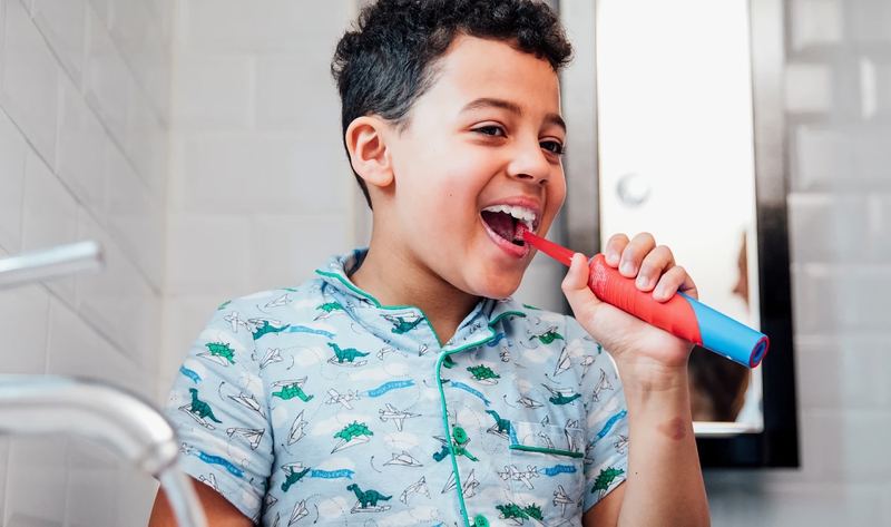 Bàn chải điện trẻ em Oral-B Vitality D12 Disney Cars loại bỏ sạch mảng bám trên răng 2