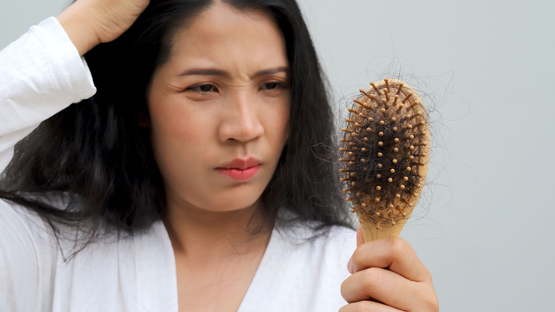 Rụng tóc là tình trạng phổ biến có thể xuất phát từ nhiều nguyên nhân