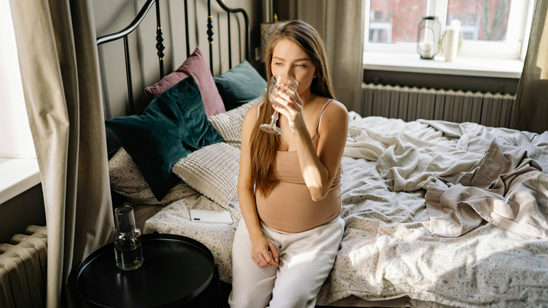 Ở giai đoạn này, mẹ bầu nên uống đủ 1,5 - 2 lít nước mỗi ngày