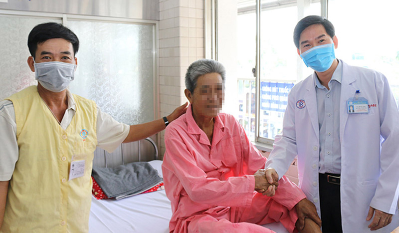 Các bác sĩ bệnh viện Chợ Rẫy thăm khám cho bệnh nhân điều trị nội trú