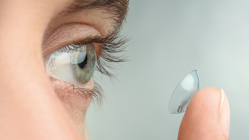 Bị cận đeo lens có đi mưa được không​? 2