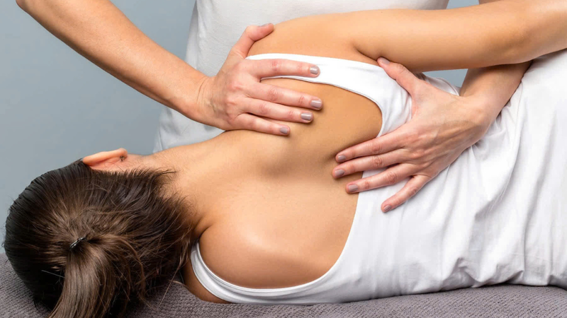 Bị đau sau lưng bên phải dưới bả vai nguyên nhân do đâu? 1