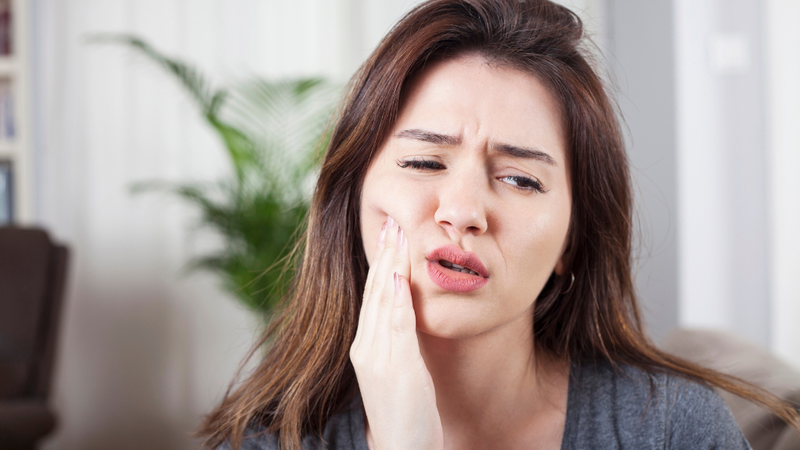 Bọc răng sứ giá rẻ gây nhiều nguy cơ tiềm ẩn cho sức khỏe răng miệng
