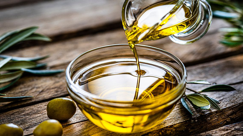Bôi dầu oliu lên mặt hàng ngày có tốt không​ 1