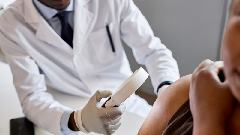 Bạn nên đến gặp bác sĩ da liễu nếu xuất hiện triệu chứng bất thường