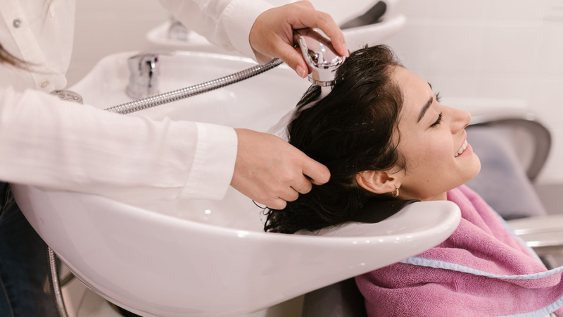 Lựa chọn loại dầu gội phù hợp đóng vai trò quan trọng trong chăm sóc tóc và da đầu