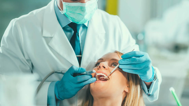 Nếu tình trạng ê buốt không cải thiện, bạn cần đến nha sĩ để khám răng